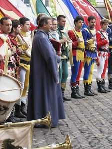 905298 Afbeelding van een gekostumeerde delegatie uit de Italiaanse provincie Arezzo, met vaandeldragers, trompetters ...